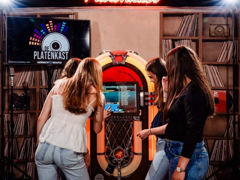 Dames voor de feest jukebox