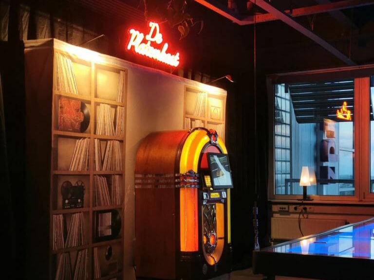 jukebox met een gave en toffe achterwand. Huur een jukebox experience
