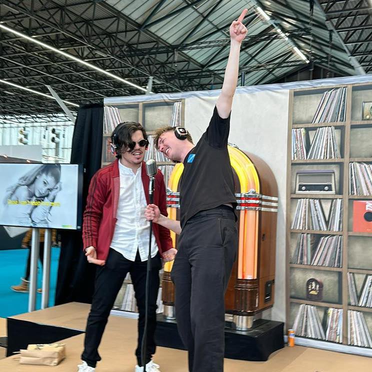 De Platenkast met karaoke set op een beurs