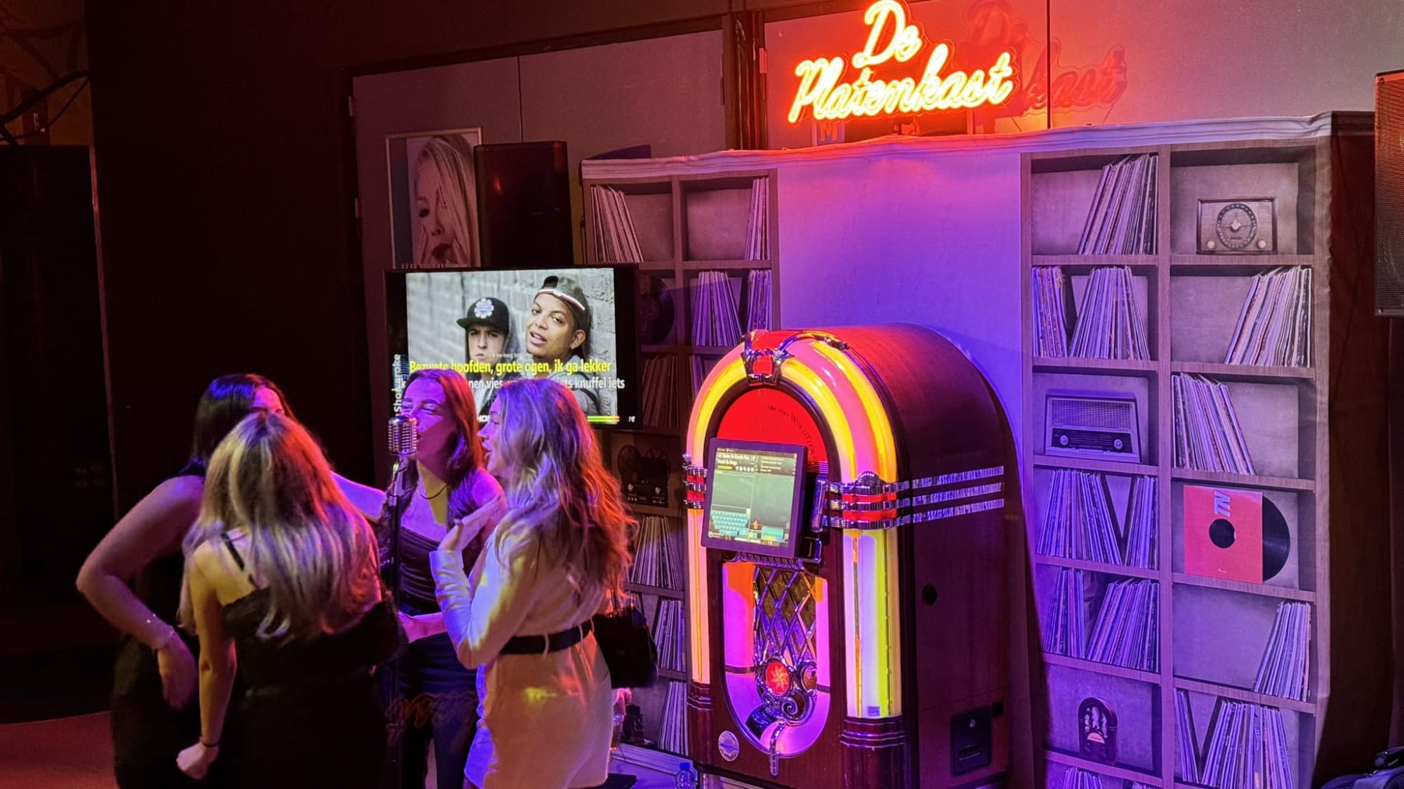 Feest met een karaokeset en dames