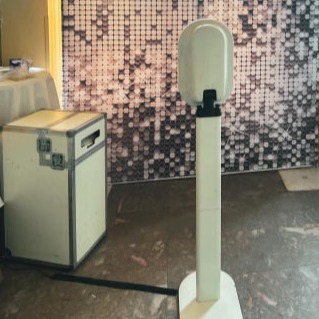 Photobooth met roze backdrop en ingebouwde printer