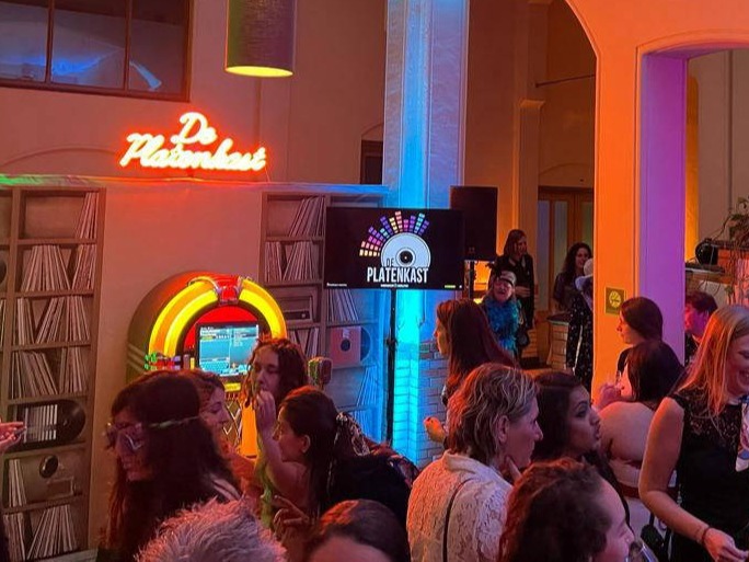 feest met karaokeset en jukebox met achterwand