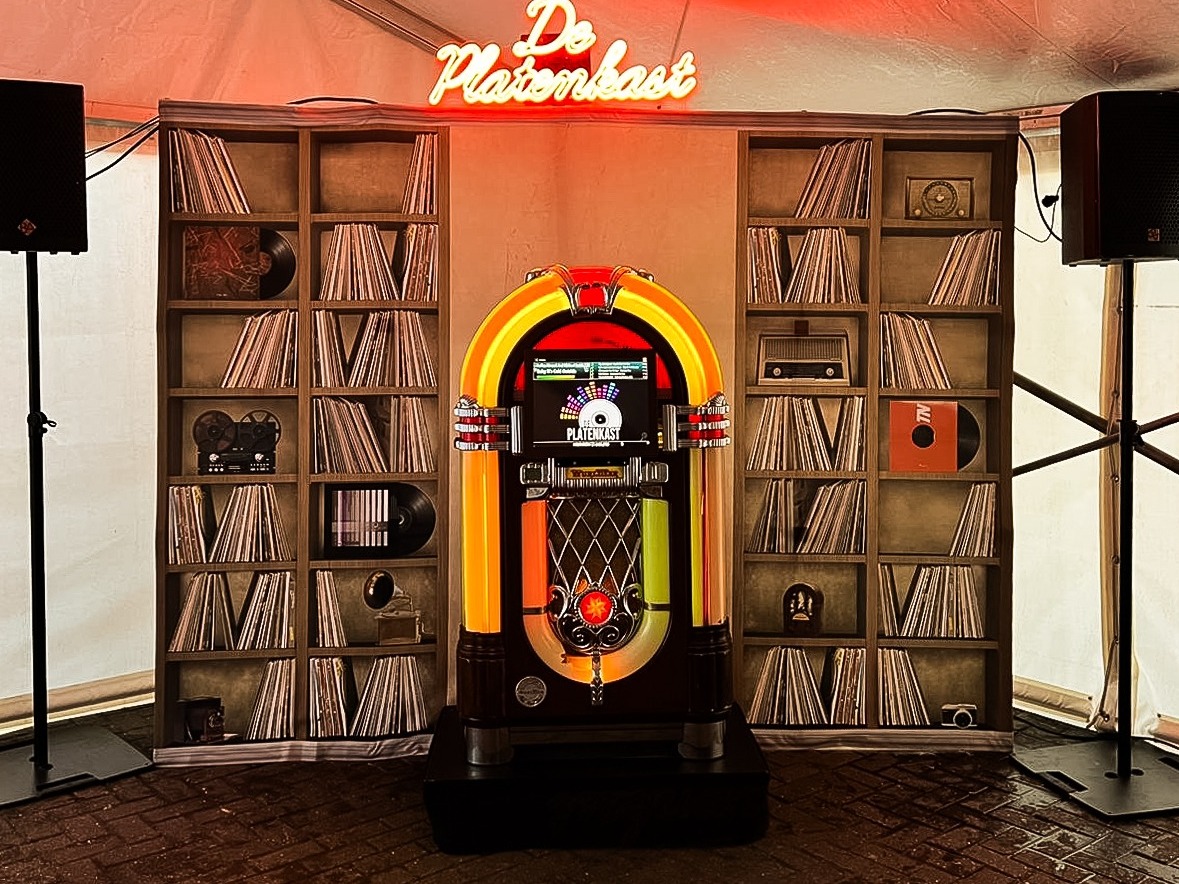Jukebox met achterwand en speakers en neon licht