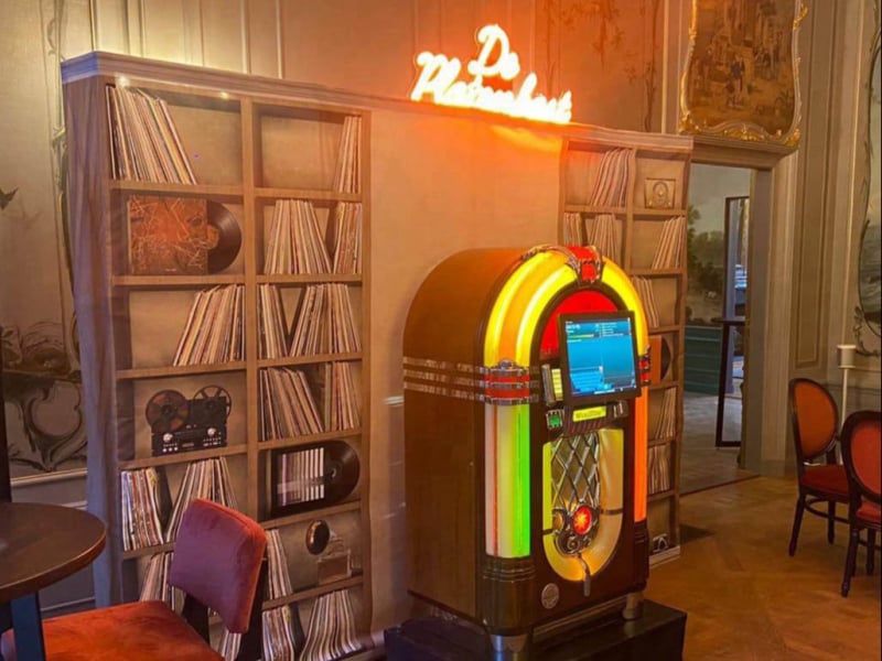 Wurlitzer jukebox met neon verlichting bij De Platenkast